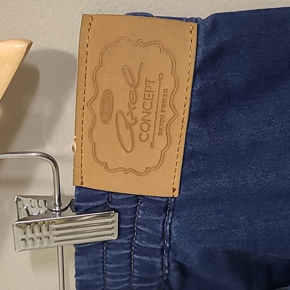 AXEL - High Waisted Baggy Jeans - Picture 5 of 6